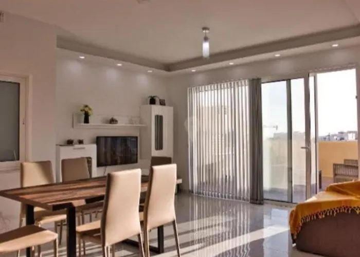 Lovely 1-bedroom Penthouse With Bbq Area Lejlighed *